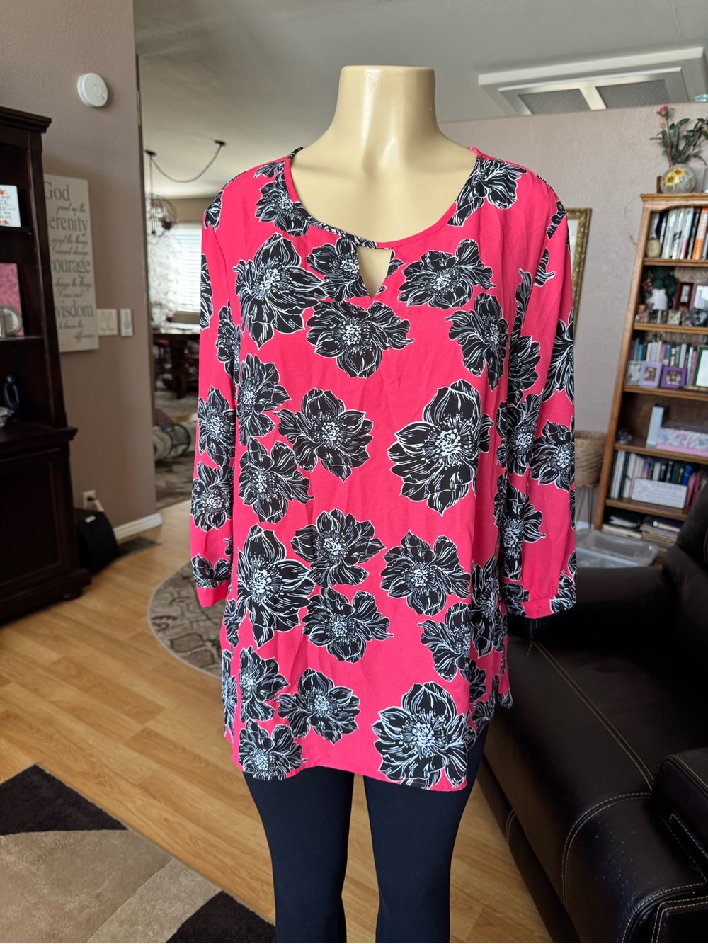 Laura Scott pink floral 3/4 sleeves keyhole blouse-size L